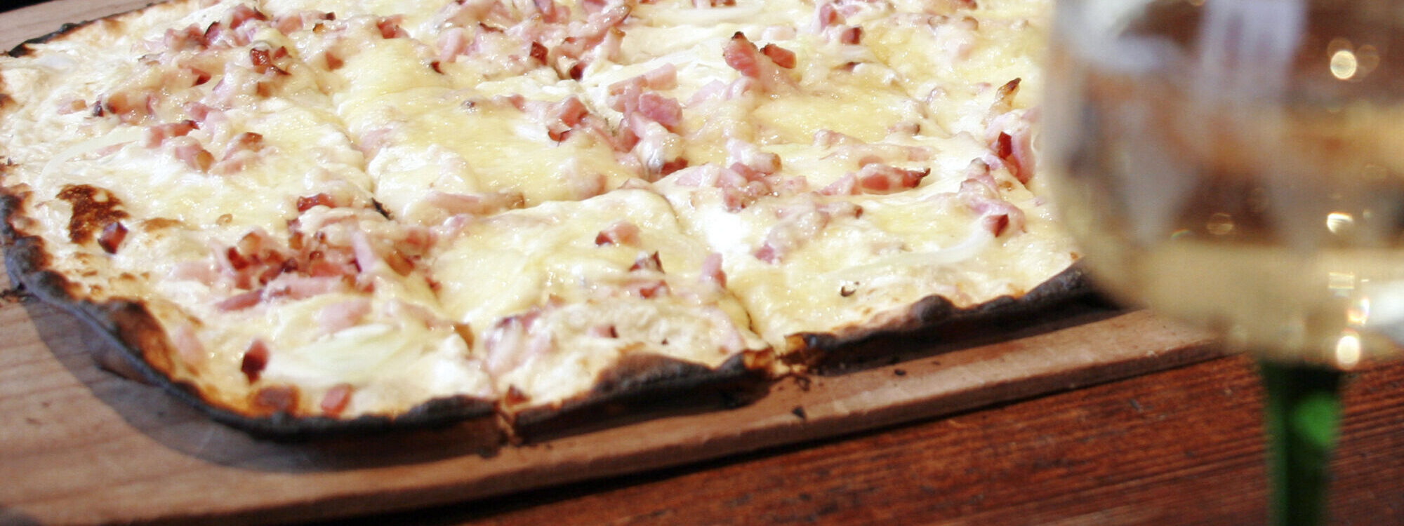 TARTE_FLAMBEE 2000X750 | Au P'tit Ribeau Quels sont les différents types de tartes flambées et leurs variantes régionales ? Barr